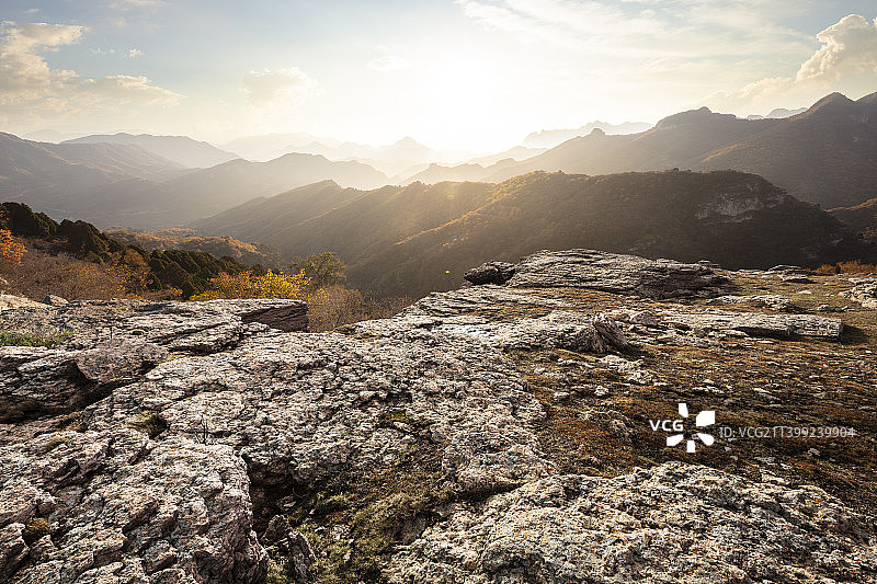 山顶岩石平台与秋季自然风光图片素材