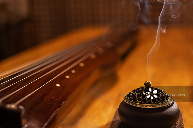 木桌上的古琴和香炉图片素材
