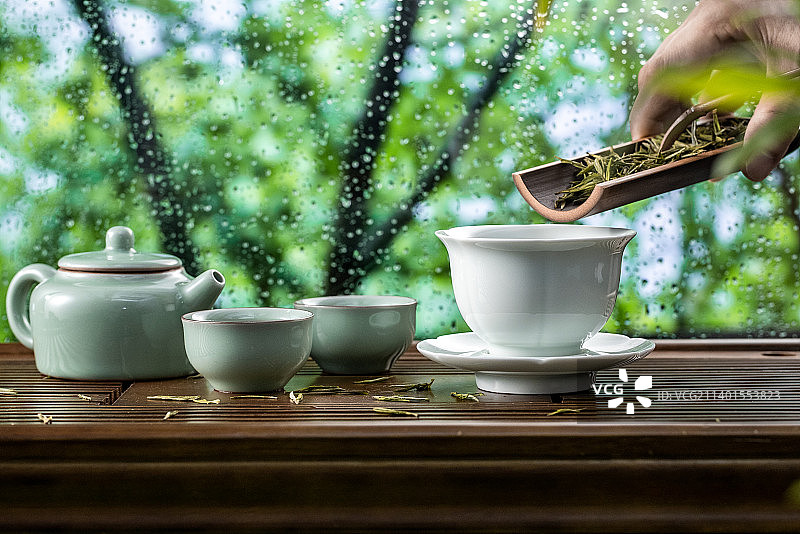 下雨天泡绿茶喝图片素材