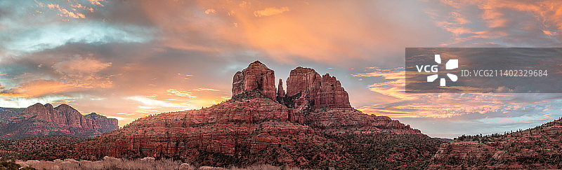 在美国亚利桑那州的大教堂岩，日落时映衬天空的岩层风景图片素材