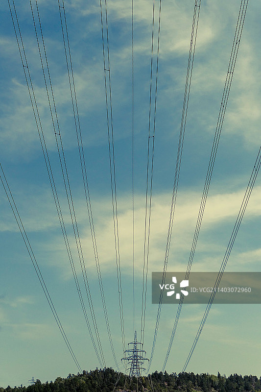 电力电缆对着天空的低角度视图图片素材