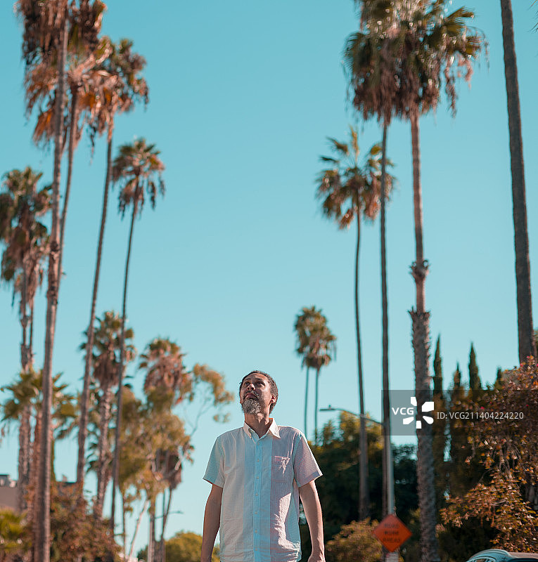 站着向上看的男子，美国加利福尼亚州洛杉矶，美国图片素材