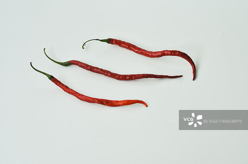 白色背景下的红辣椒特写，本卡利斯，印度尼西亚图片素材