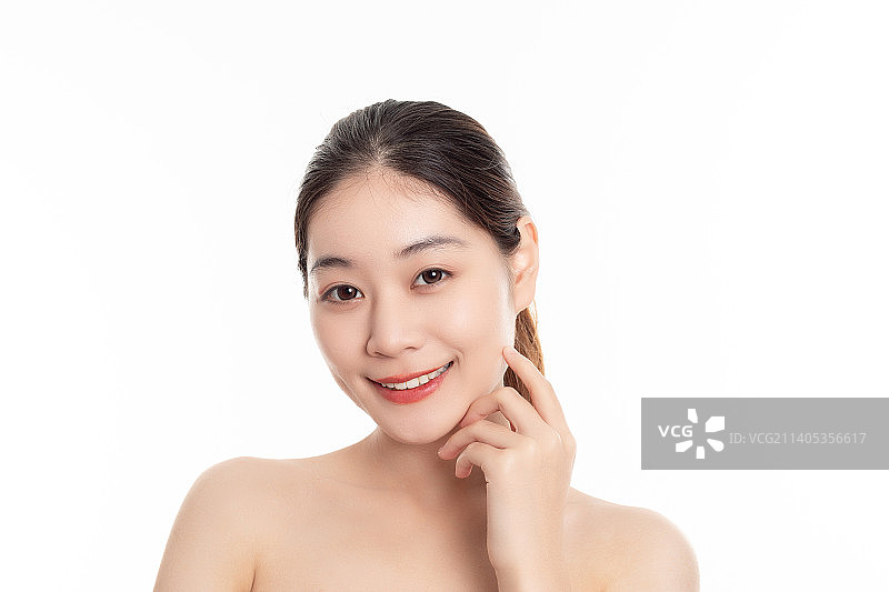 美容美妆概念白色背景中一位年轻亚洲女性图片素材