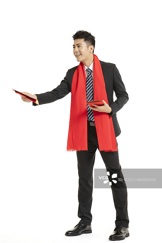 身穿职业装的男子穿戴着红色围巾图片素材