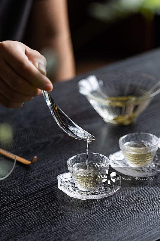 玻璃茶碗在桌子上玻璃器皿图片素材