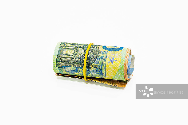 一卷欧元钞票在弹性带欧盟钞票在一个钱卷图片素材