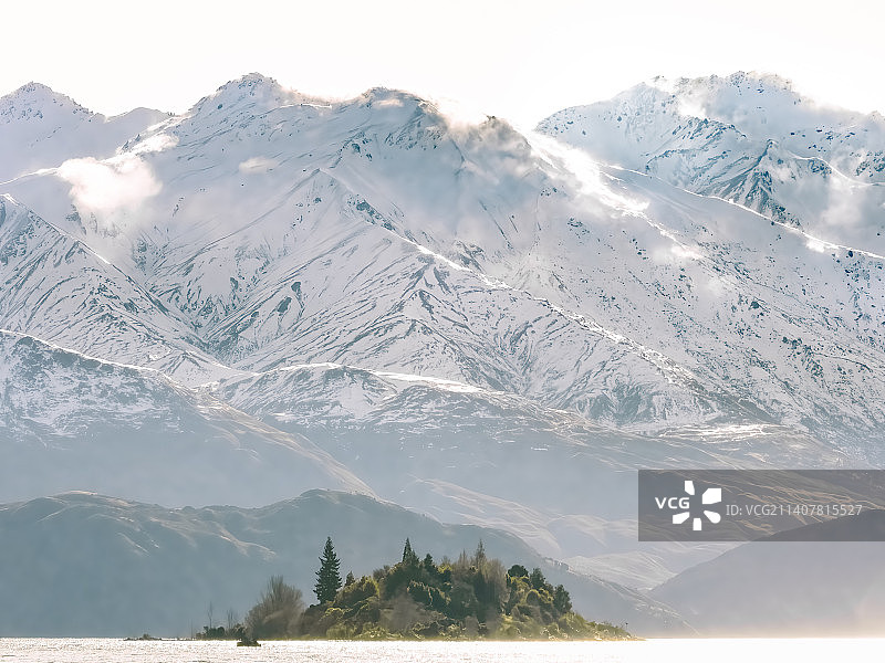 新西兰雪山与天空的映衬图片素材