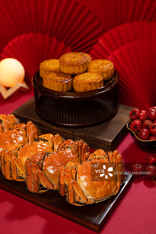 诱人大闸蟹和月饼,红色背景,中秋节图片素材