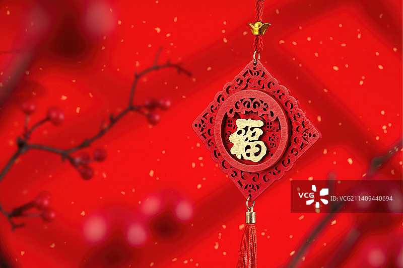 红色背景下的春节福字挂饰图片素材