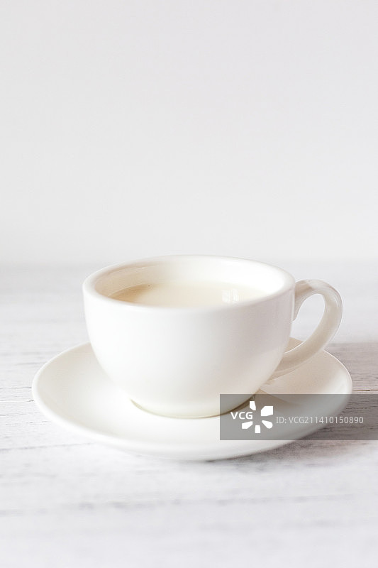 白色木纹桌面上的牛奶饮品图片素材