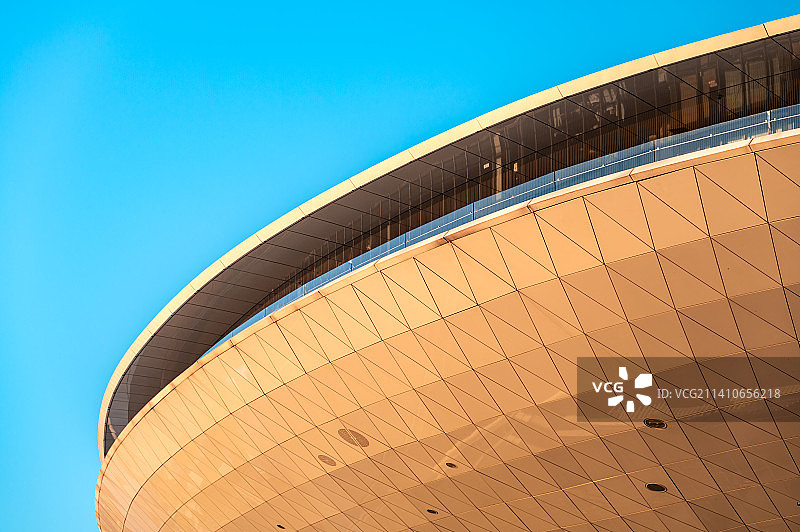 黄昏光线下的上海梅赛德斯奔驰文化中心建筑弧形外立面特写图片素材