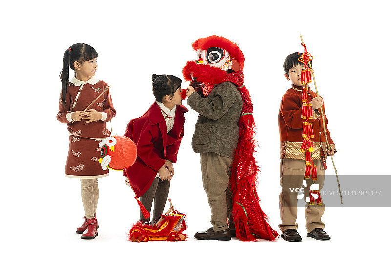 儿童庆祝春节系列：欢乐的小男孩和小女孩们一起舞狮、放鞭炮、提着灯笼庆祝新春图片素材