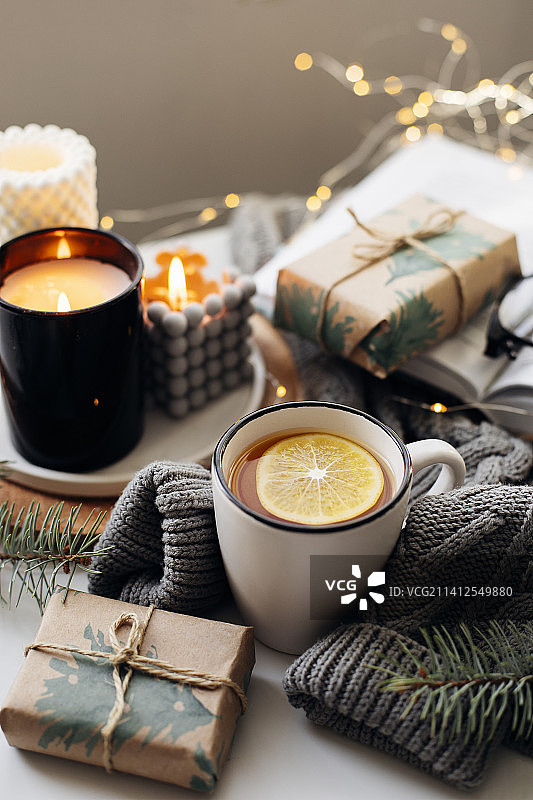 柠檬茶，蜡烛，礼品盒，书和温暖的针织毛衣在白色背景俯视图，哈萨克斯坦图片素材