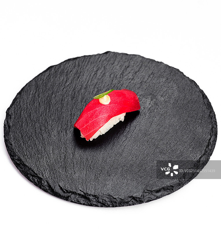 白色背景下黑色盘子上的红色寿司特写，约旦安曼图片素材