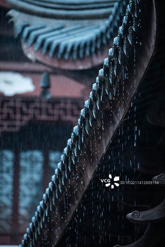 在深秋，雨中的寺庙，雨中的宫墙图片素材
