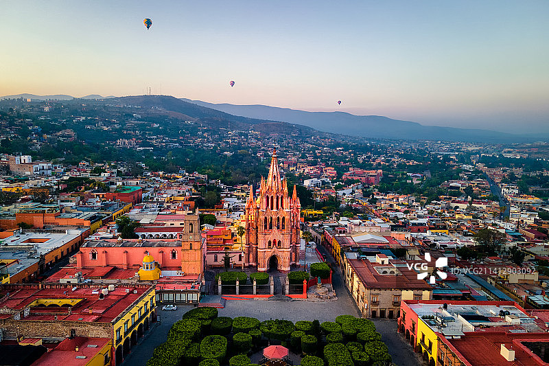 墨西哥圣米格尔德阿连德航拍 热气球 教堂图片素材