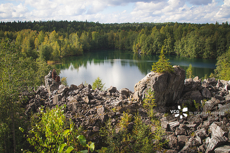 森林中湖泊的风景图片素材