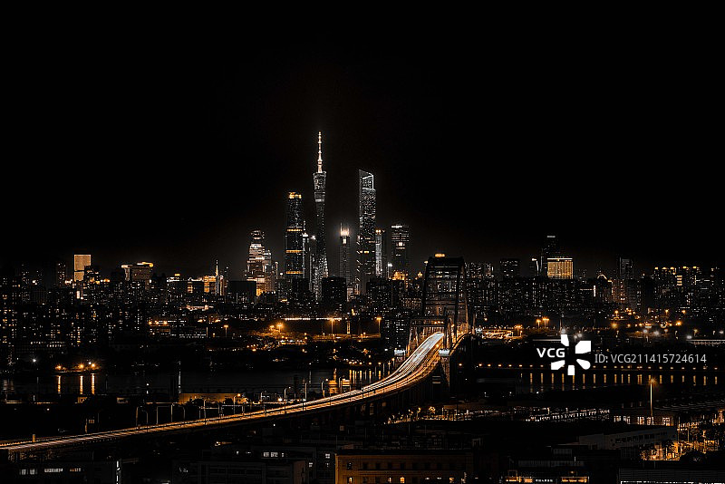 中国广东省广州市，夜晚明亮建筑的高角度视角图片素材