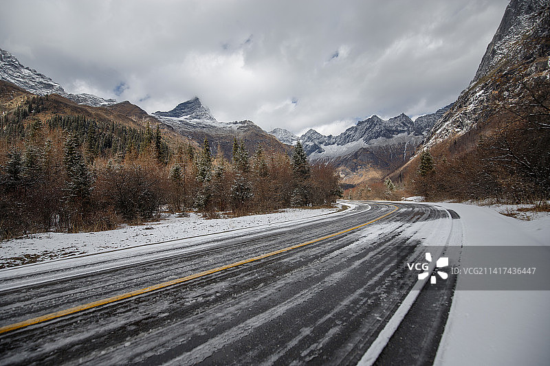 雪山公路图片素材