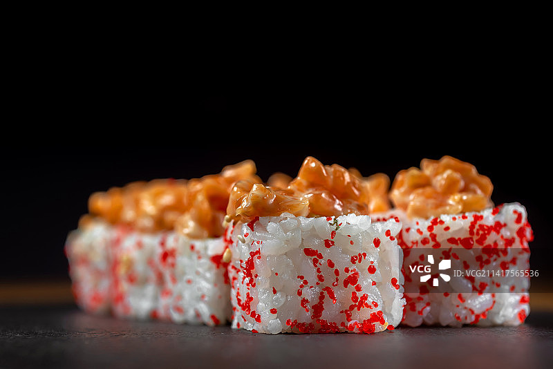 日本国菜寿司，红鱼卷和三文鱼片，乌克兰图片素材