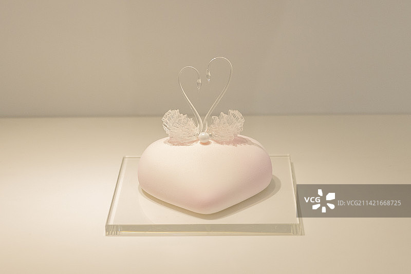 罗红摄影艺术馆展厅的白天鹅艺术蛋糕图片素材