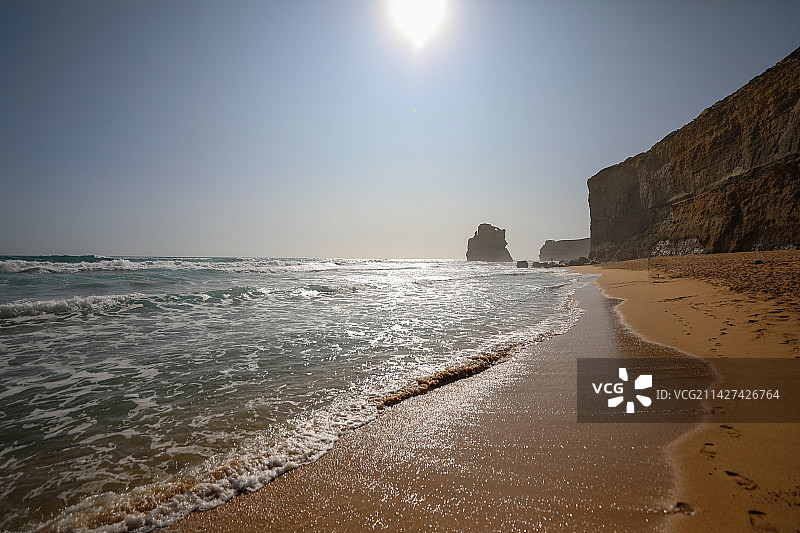 澳大利亚大洋路蓝天映衬下的海滩景色图片素材