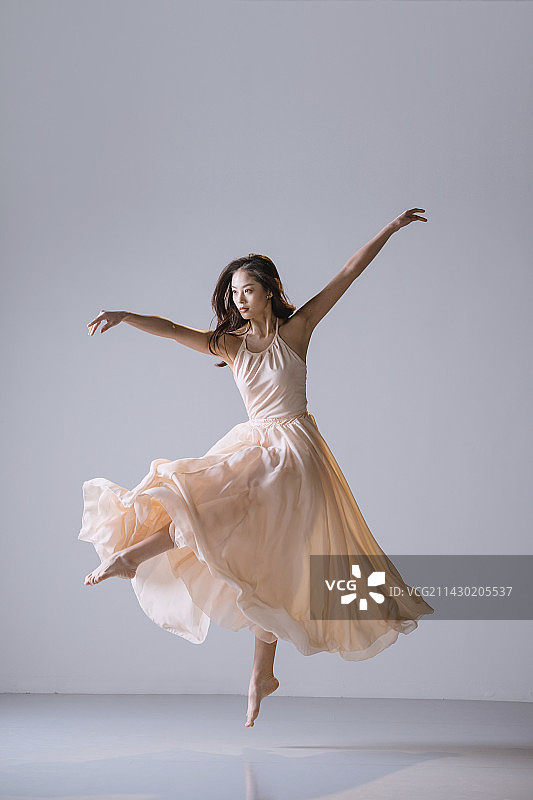 优雅跳舞的中国美女图片素材