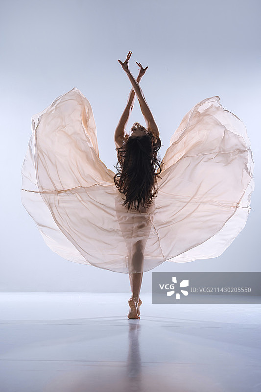 优雅跳舞的中国美女图片素材