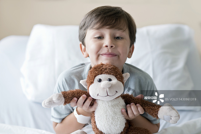男孩带着泰迪熊在医院图片素材