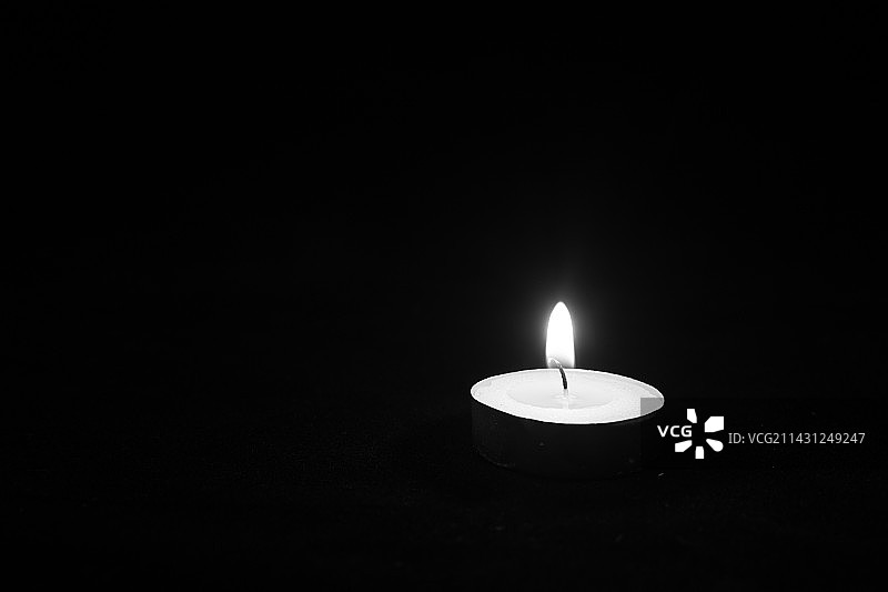 黑白色哀悼蜡烛图片素材