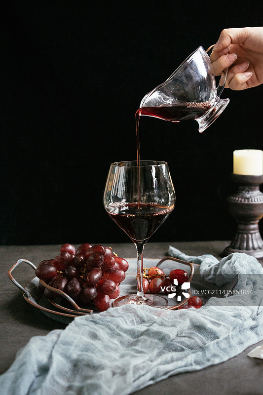 葡萄酒红酒佐以葡萄西餐摆盘图片素材