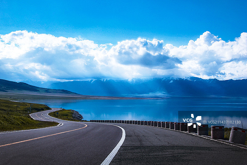 赛里木湖公路通向远方的高山和云彩图片素材
