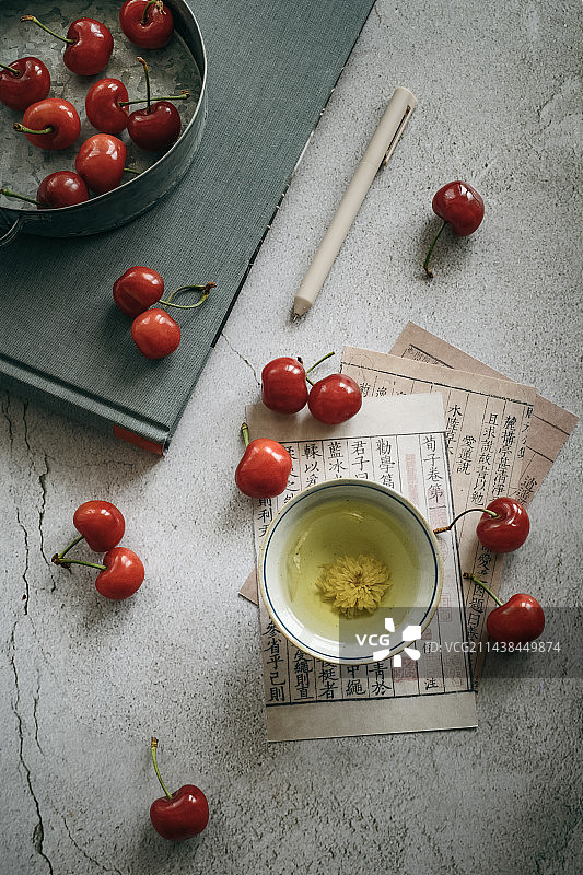 书籍茶水和樱桃的静物摄影图片素材