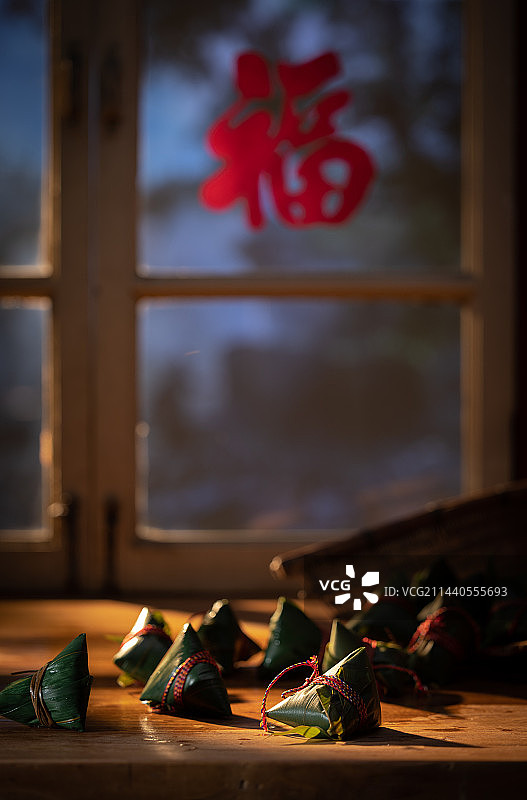 福字窗户窗前中国传统民俗端午节粽子图片素材