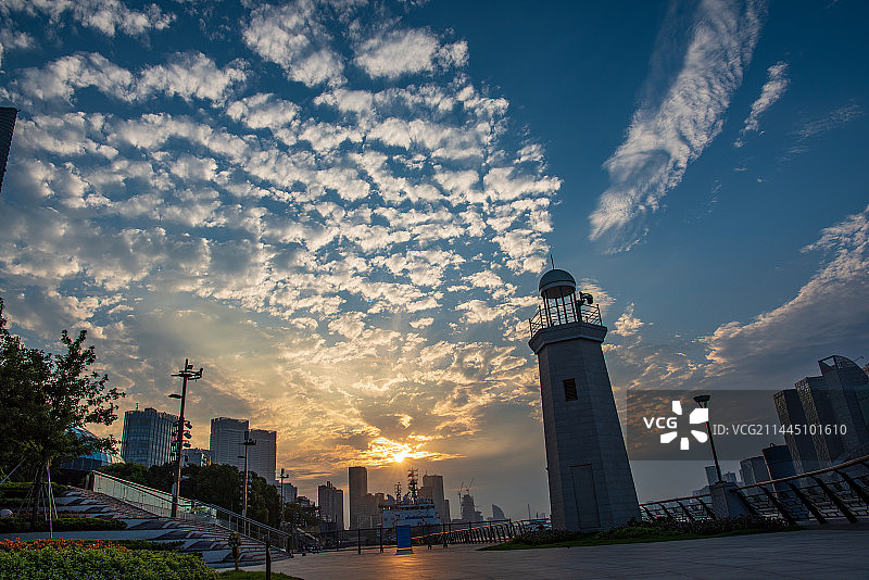 上海北外滩灯塔日出朝霞图片素材