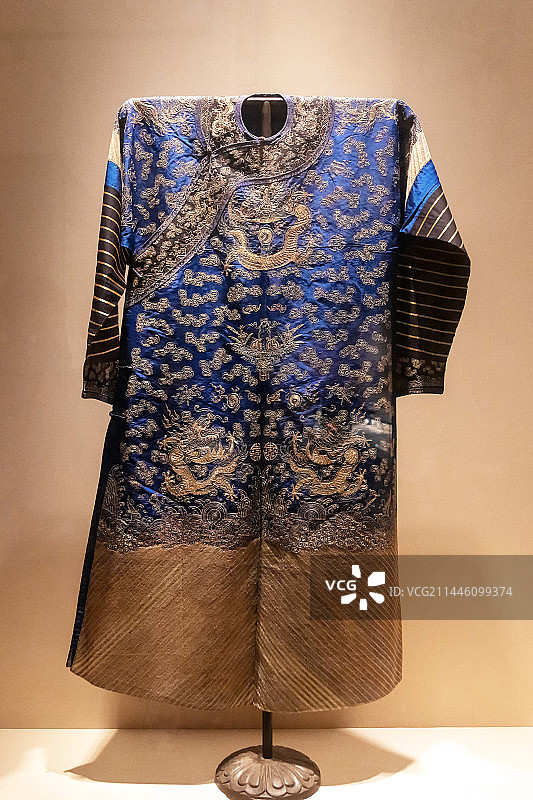 蓝缎平金绣云龙纹箭衣（清） 南京博物院图片素材
