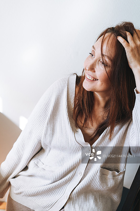 俄罗斯斯维尔德洛夫斯克州叶卡捷琳堡，一个微笑的黑发女人的肖像图片素材