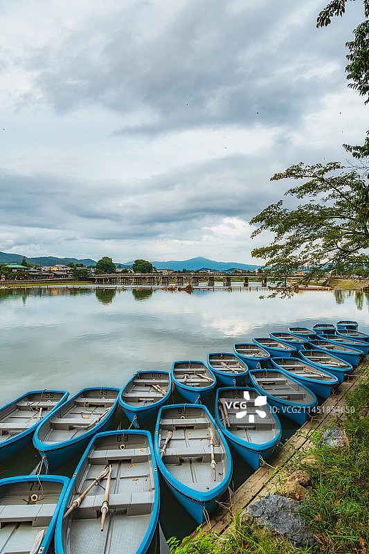 日本京都岚山渡月桥游船码头与桂河（桂川）夏季风光图片素材