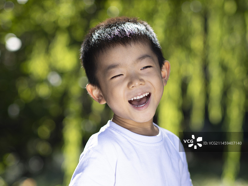 小朋友在公园里微笑做鬼脸图片素材