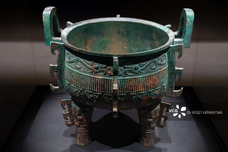 陕西考古博物馆文物之商代晚期至西周早期的附耳龙纹鼎图片素材