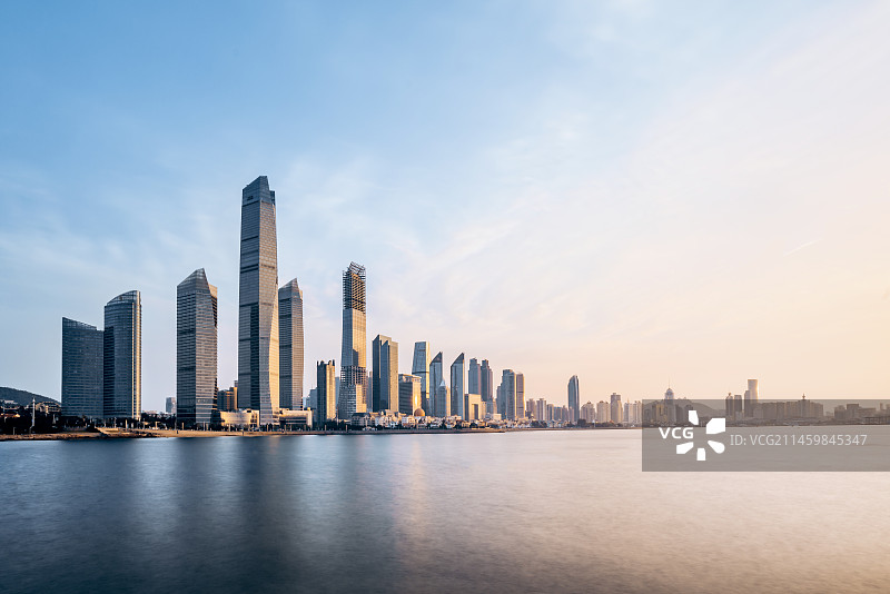 中国山东青岛浮山湾海岸线建筑群清晨风光图片素材