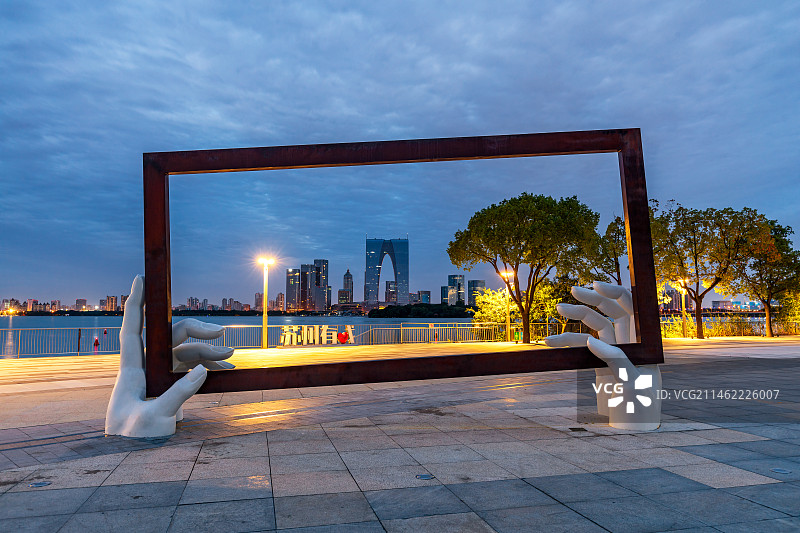 清晨的苏州工业园区金鸡湖边的相框造型雕塑图片素材