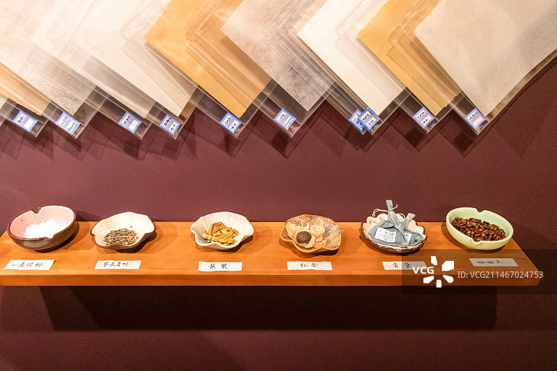 中国人民大学博物馆展出的古籍修复用纸样品和纸张染色材料：小麦淀粉、蓼大青叶、黄檗、红茶、青黛、咖啡豆图片素材