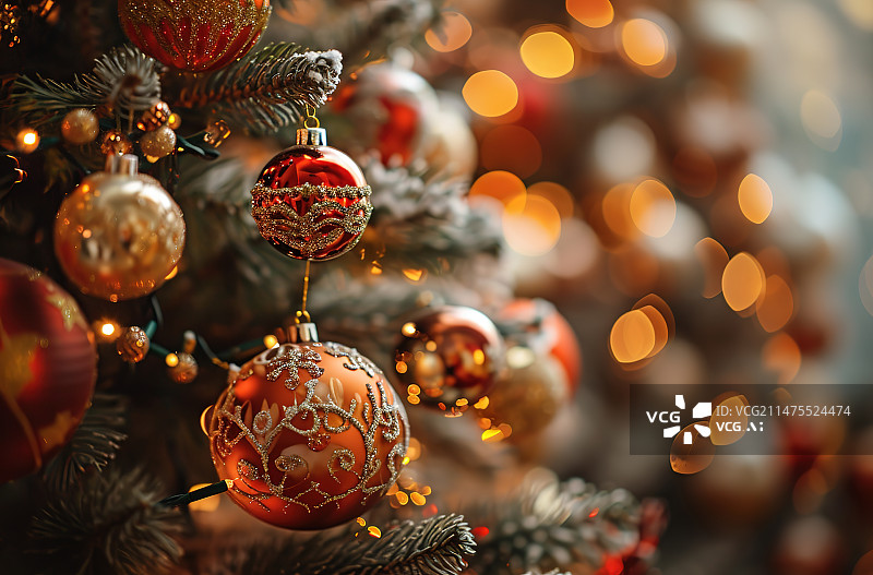 【AI数字艺术】圣诞装饰挂在树上的特写镜头图片素材