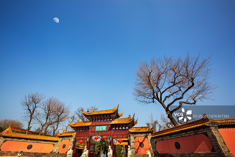 冬日晴空下的棂星门牌坊+朝天宫（南京）图片素材