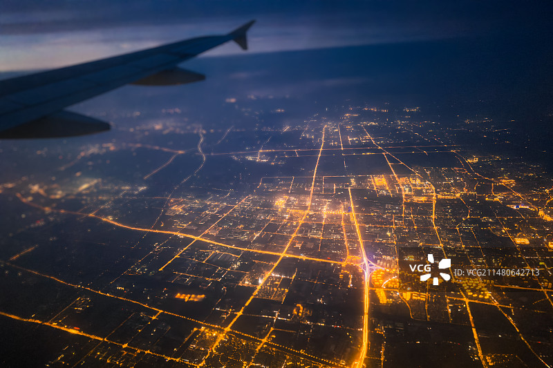 飞机上的城市航拍网状图夜景图片素材