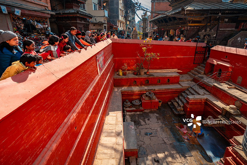 尼泊尔加德满都街边洗衣服的女人图片素材