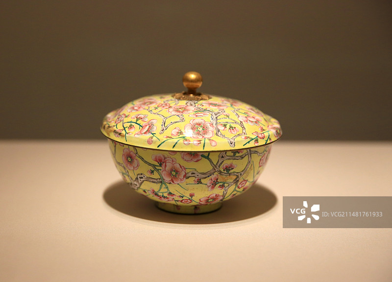香港故宫文化博物馆，康熙款梅花纹盖碗图片素材