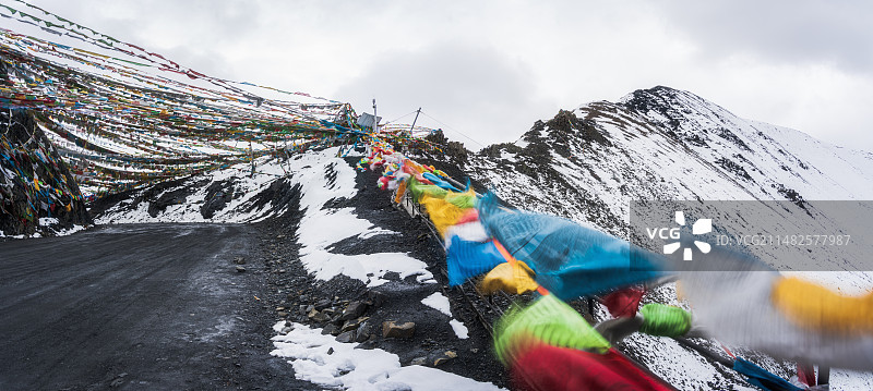 西藏 比如县 海拔5300米的康庆拉山垭口图片素材